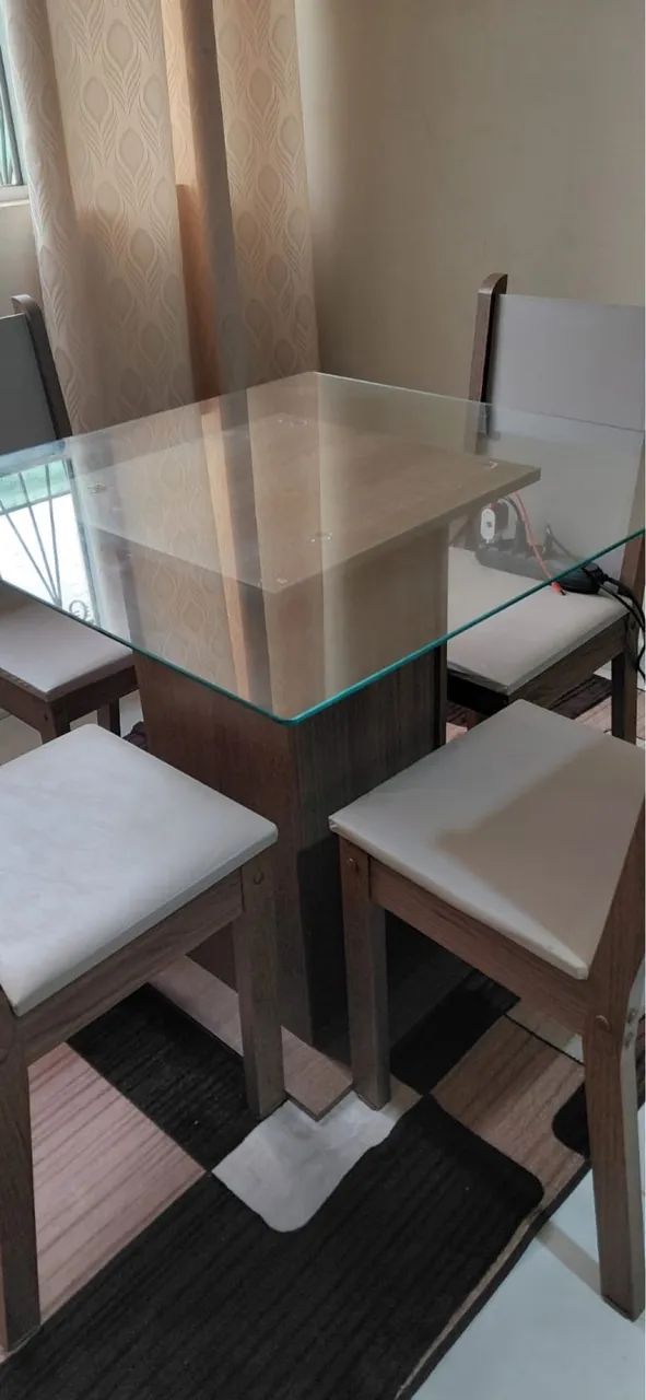 Mesa + 4 Cadeiras 