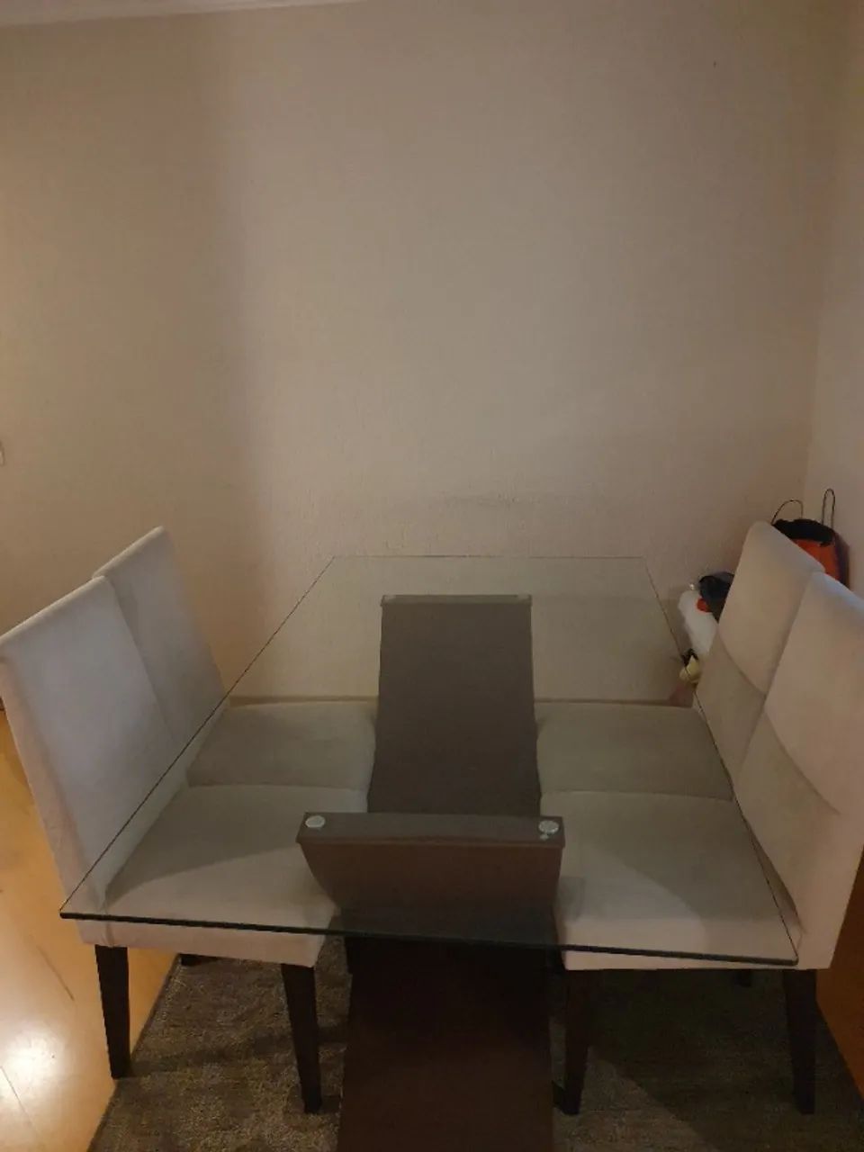 Mesa de vidro com 4 cadeiras