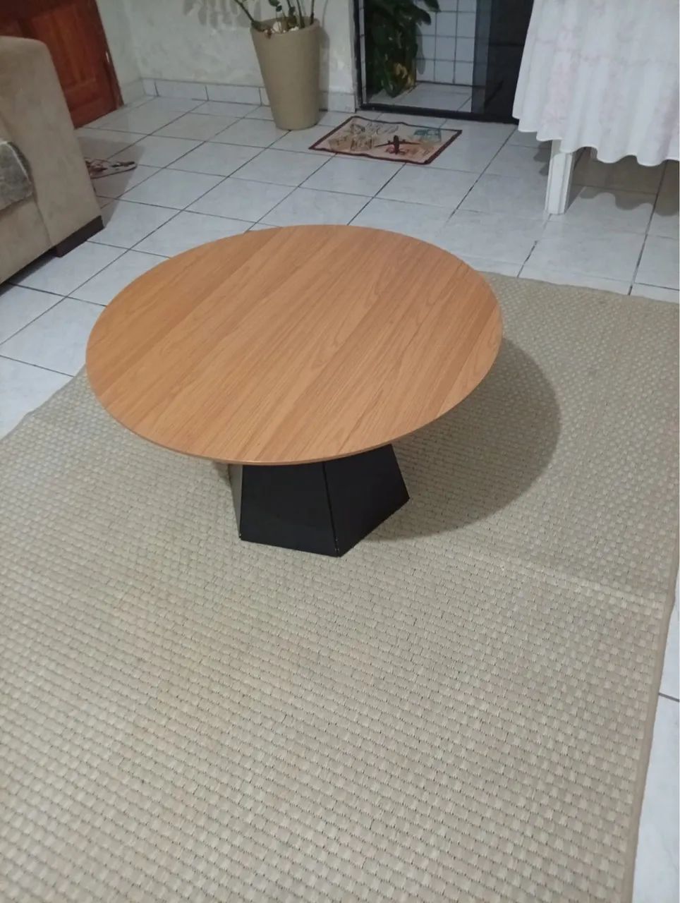 Mesa de Centro Redonda Moderna - Tampo Amadeirado e Base Negra (Excelente Estado) - Foto 2