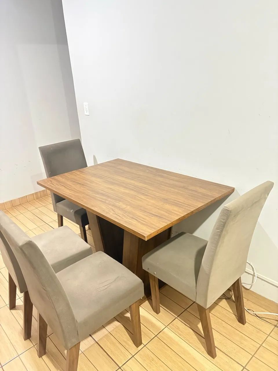 Mesa de jantar MDF + 4 cadeiras