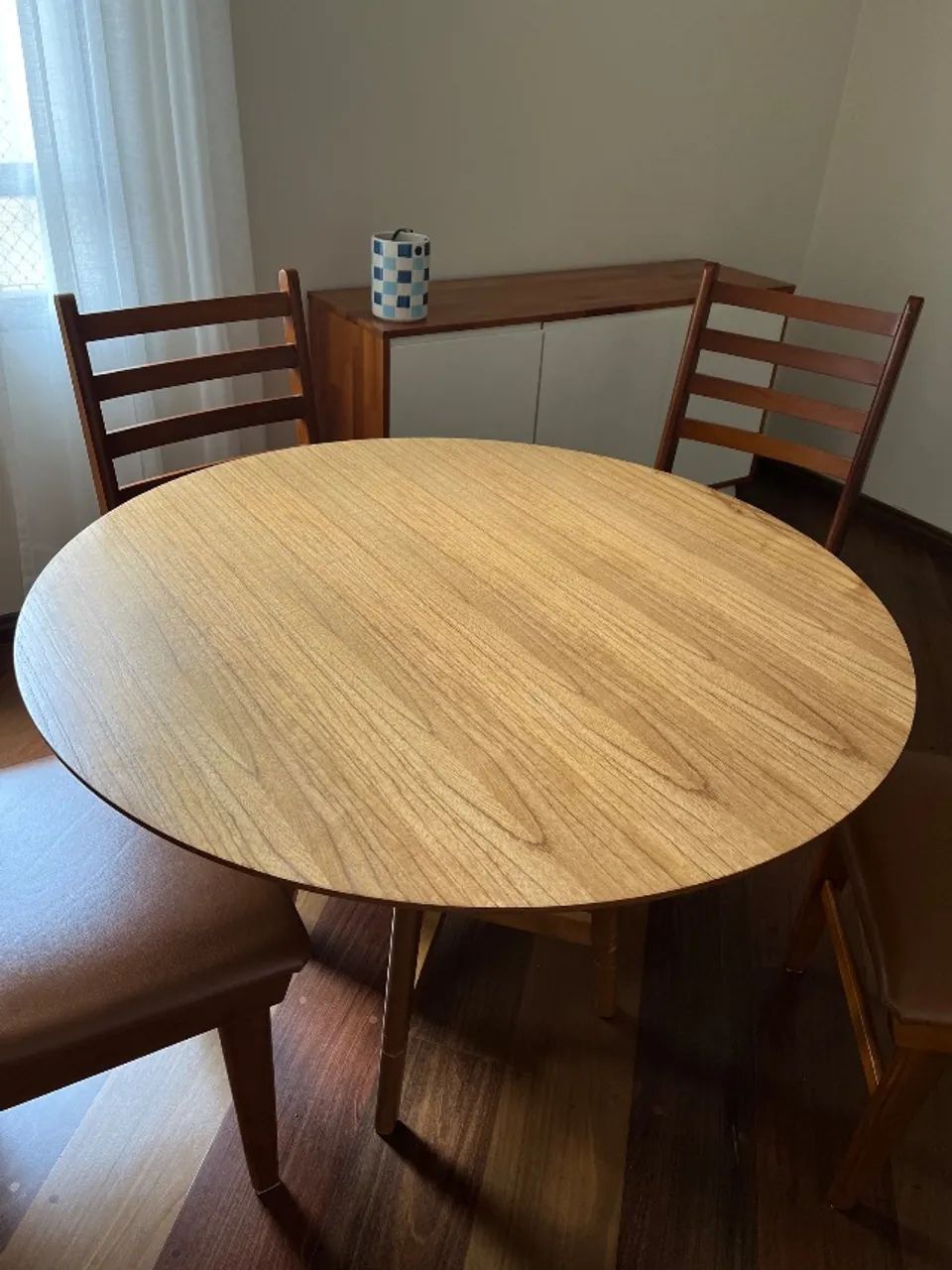 Mesa de jantar de madeira redonda 