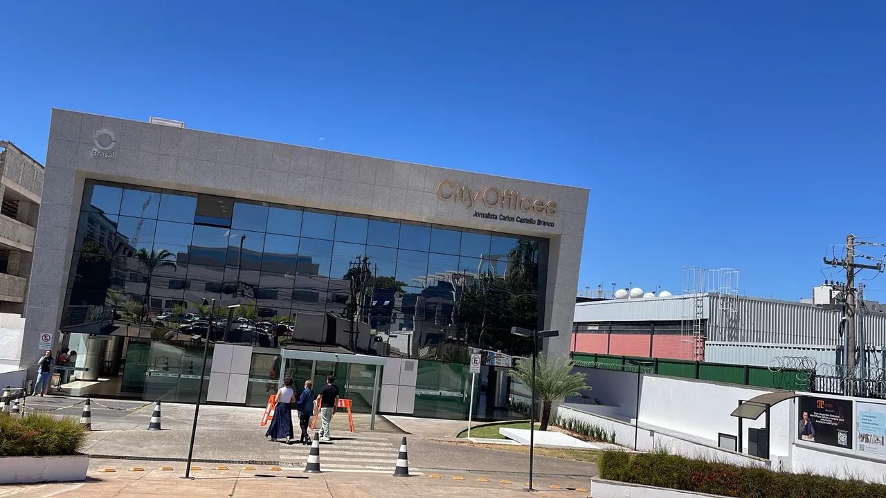 Sala ampla, toda reforma excelente localização  - Foto 2