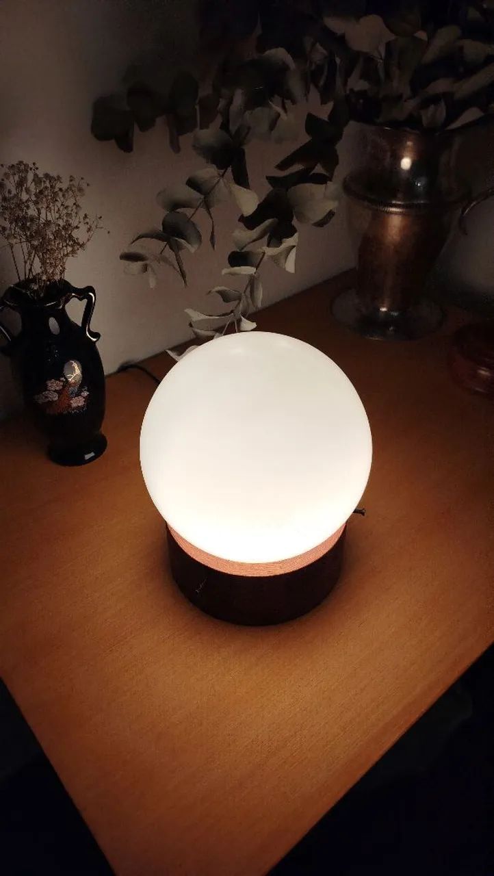 Luminária com base em madeira torneada segmentada, cúpula de opalina em forma de esfera  - Foto 4