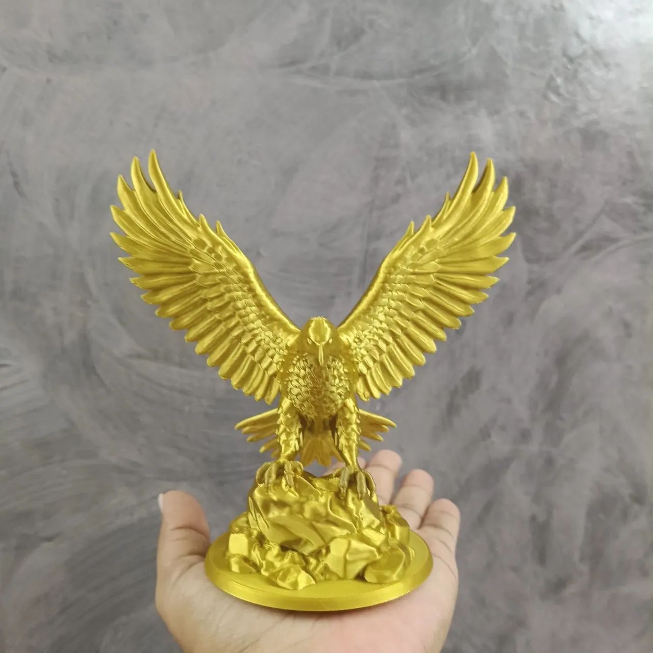 Águia majestosa dourada  - Foto 4