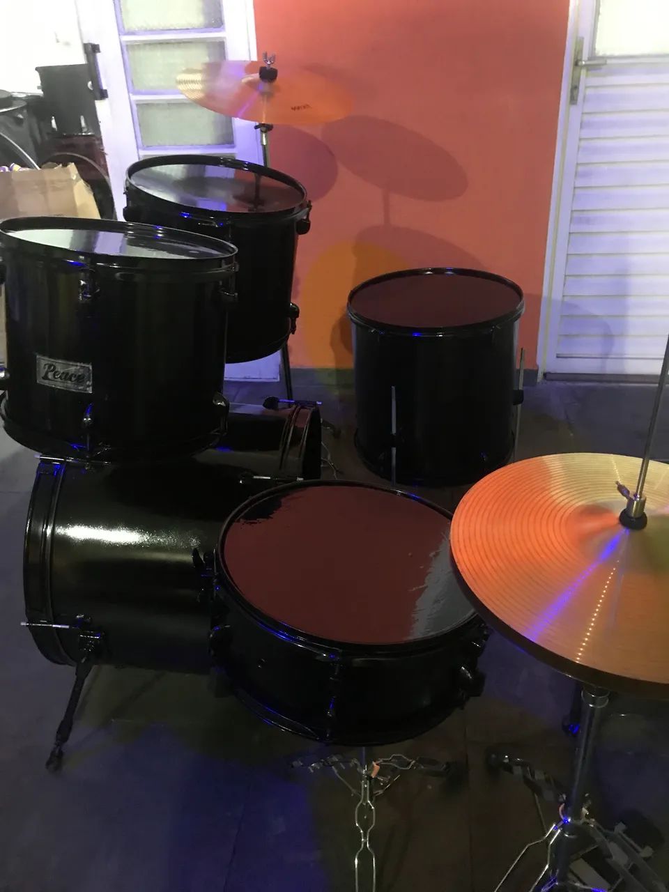 Bateria com ferragens e pratos novos . - Foto 2