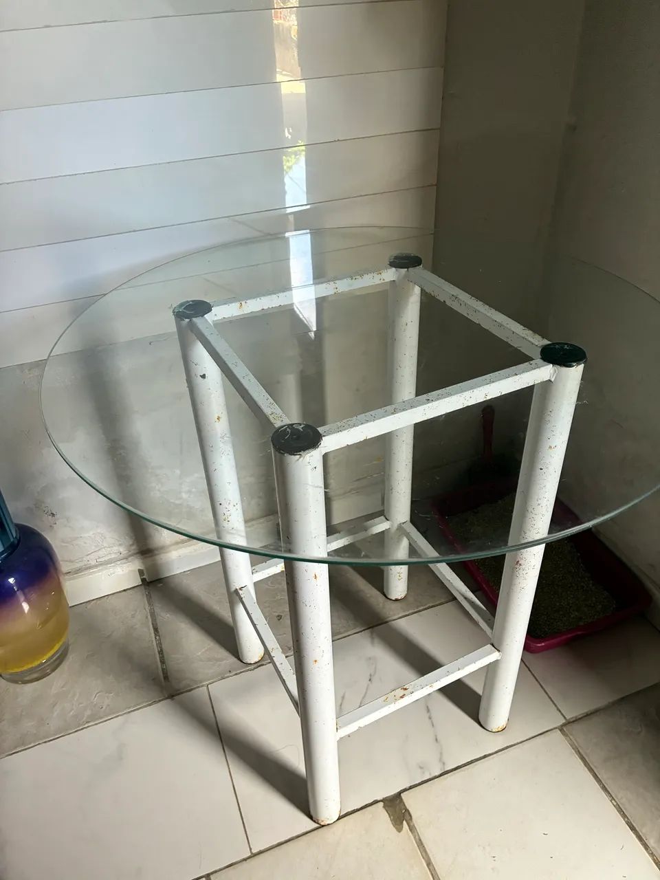 Mesa Redonda com Tampo de Vidro e Base de Ferro - Ideal para Varanda ou Cozinha! - Foto 2