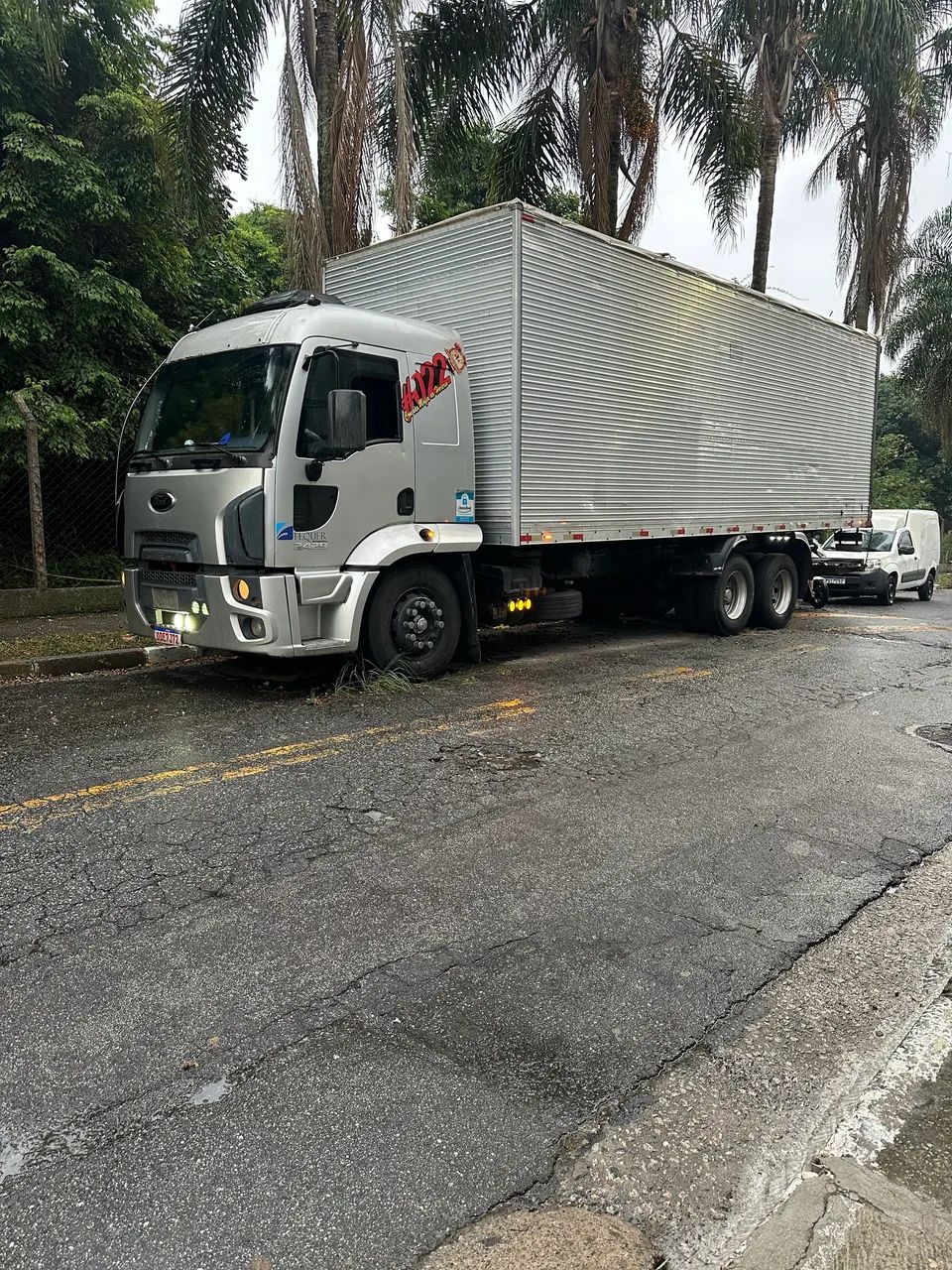 Ford cargo 2429 baú com plataforma 