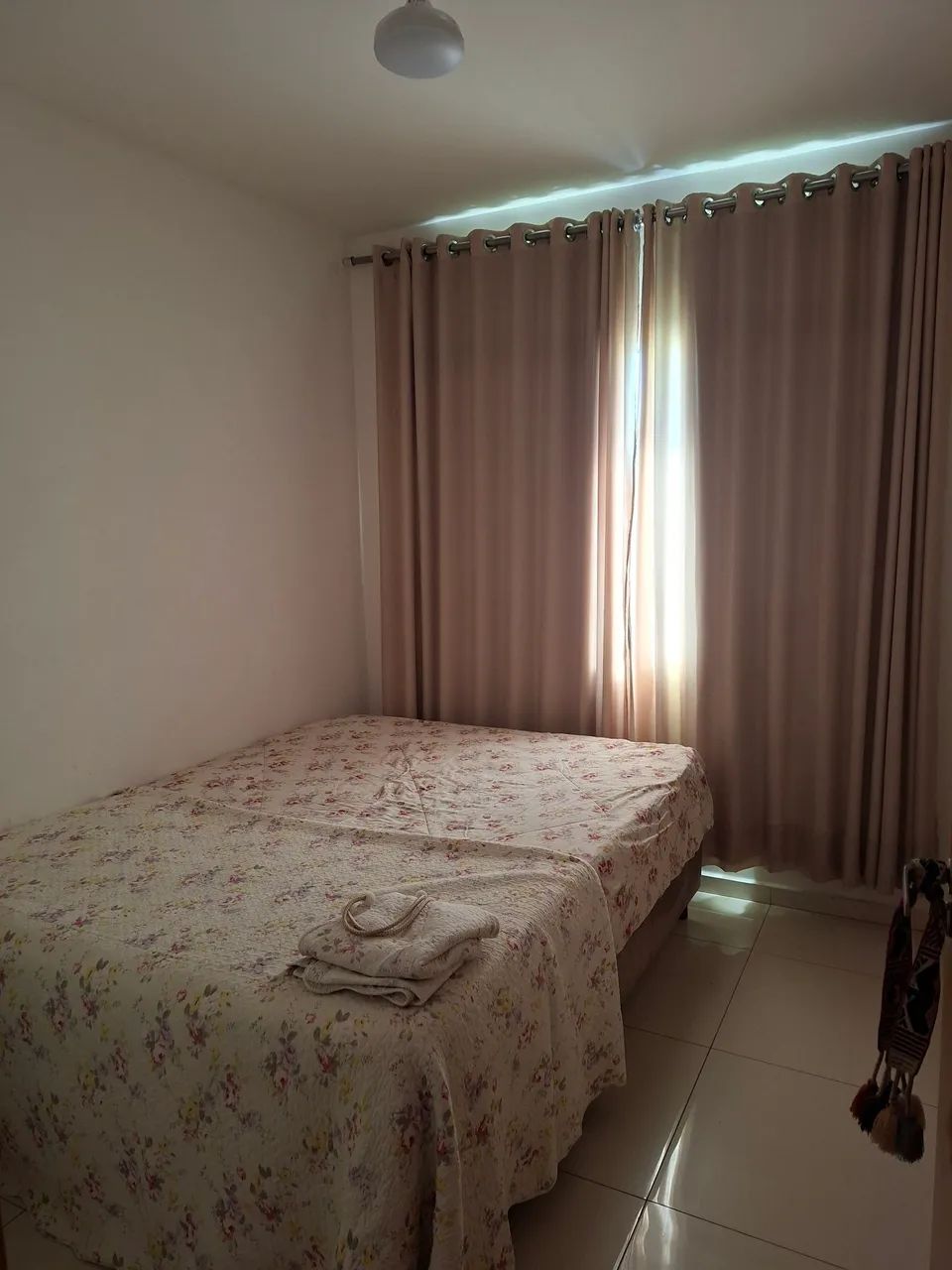 Quarto para moças, estudantes...