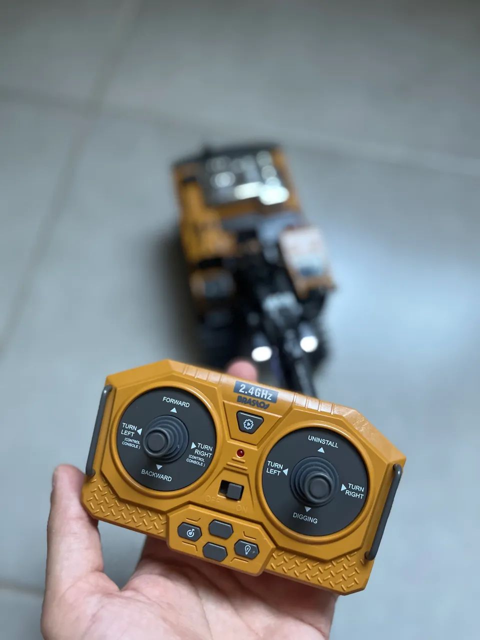 Escavadeira com controle remoto! - Foto 4