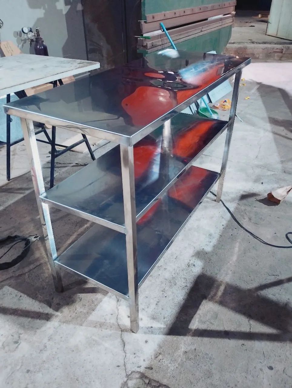 Bancada de inox com duas prateleiras 