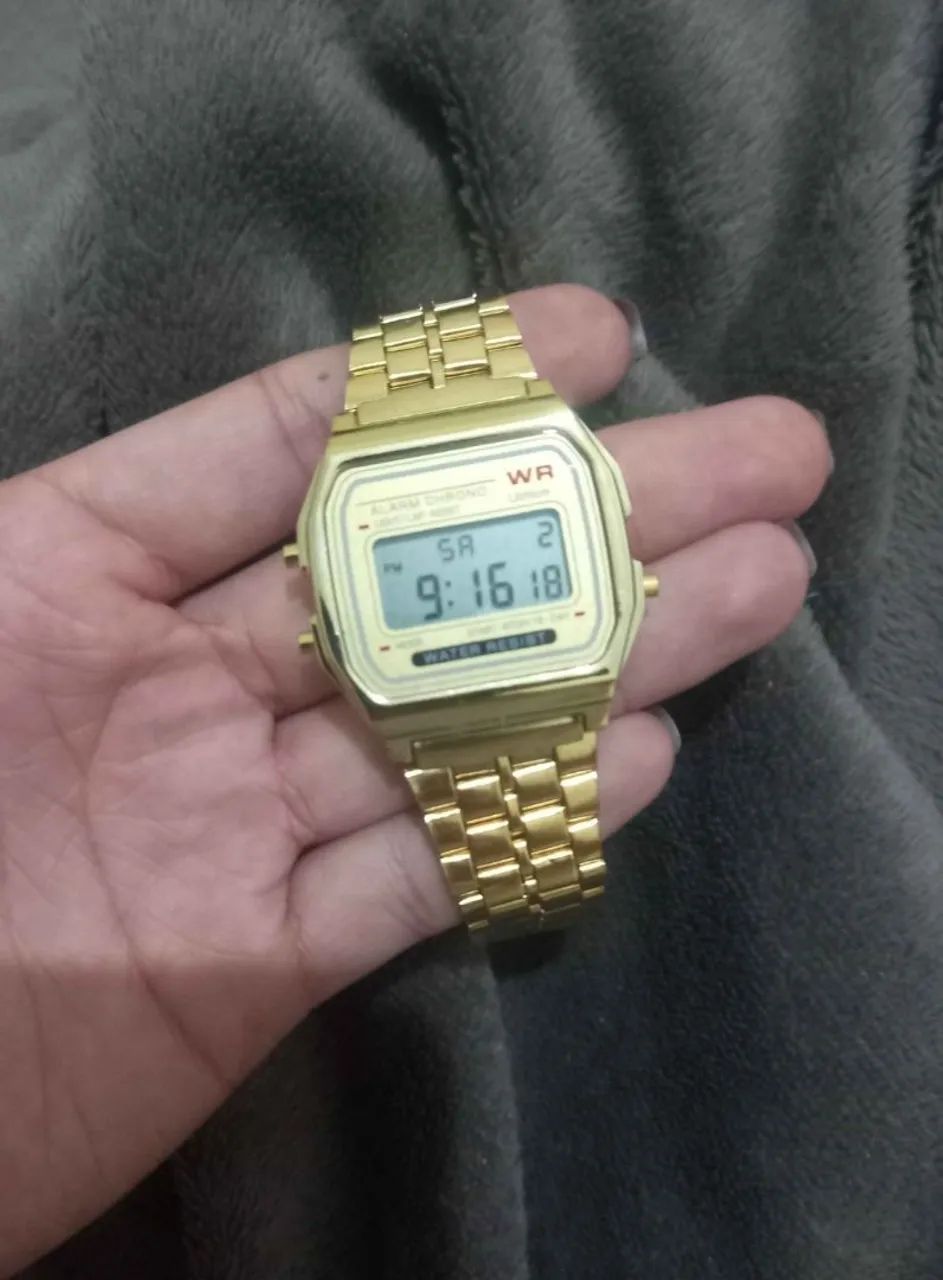 Relógio Casio Mini WR na cor dourado