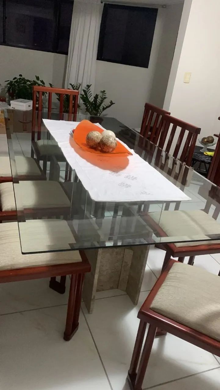 Mesa com 8 cadeiras e buffet. 