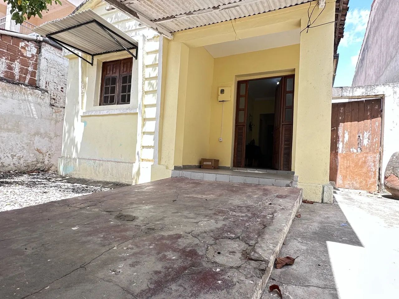 Casa térrea com grande quintal