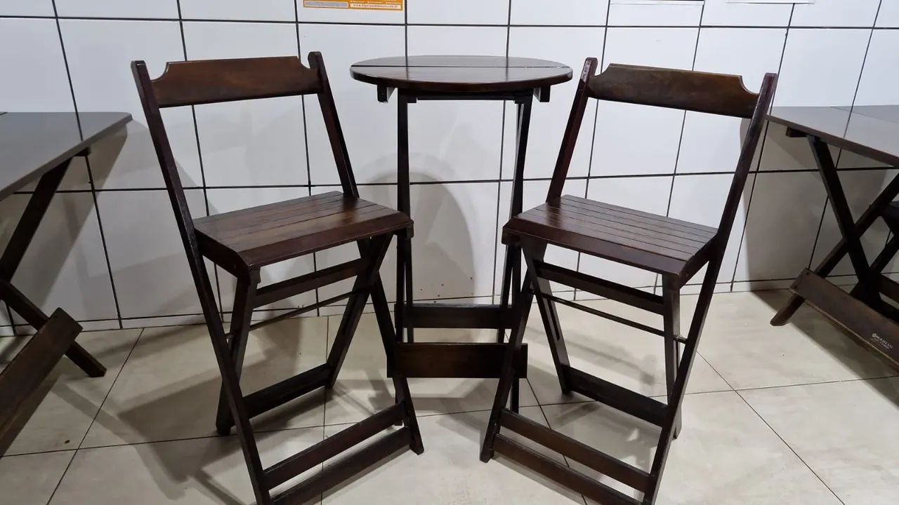 Mesa com 2 cadeiras 