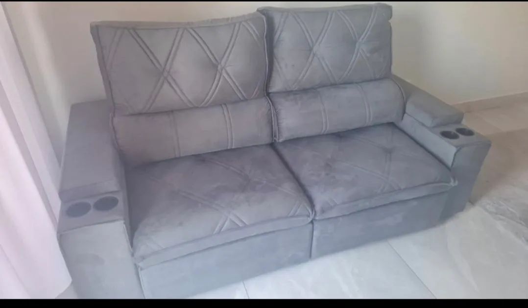 sofa retratil em suede moderno com porta copo embutido  e braço deslizando  - Foto 2