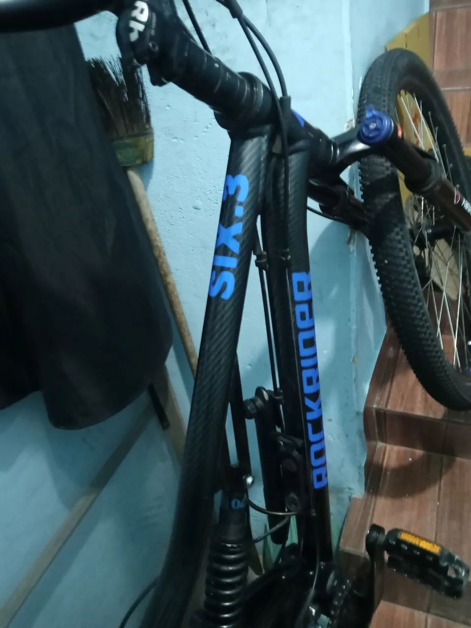 Bicicleta com amortecedor Rockrider 6.3 Full suspension a pintura imita fibra de carbono  - Foto 2