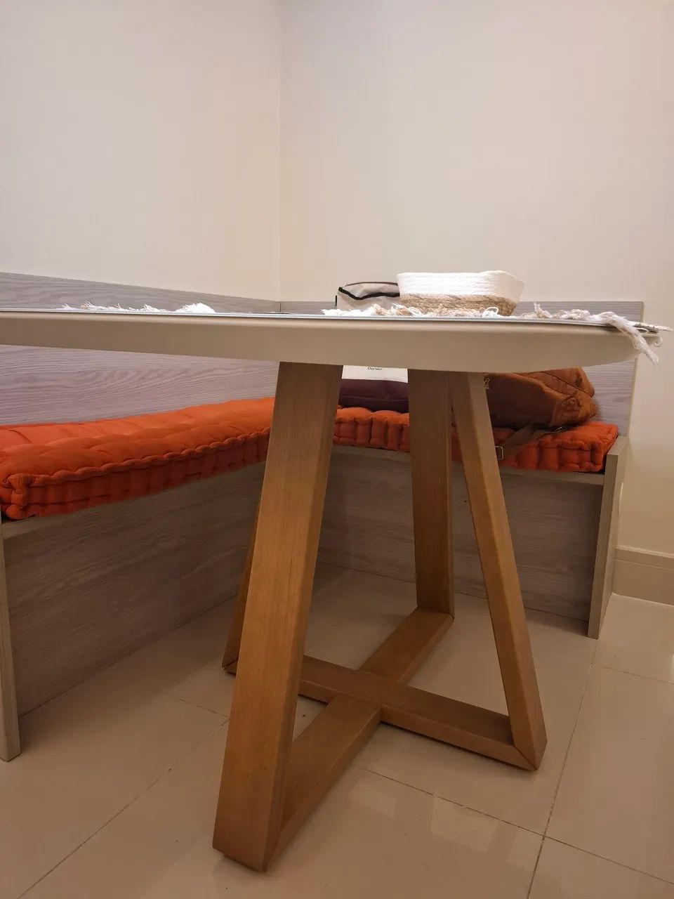 Mesa de jantar com vidro e pé de madeira maciça - Foto 3