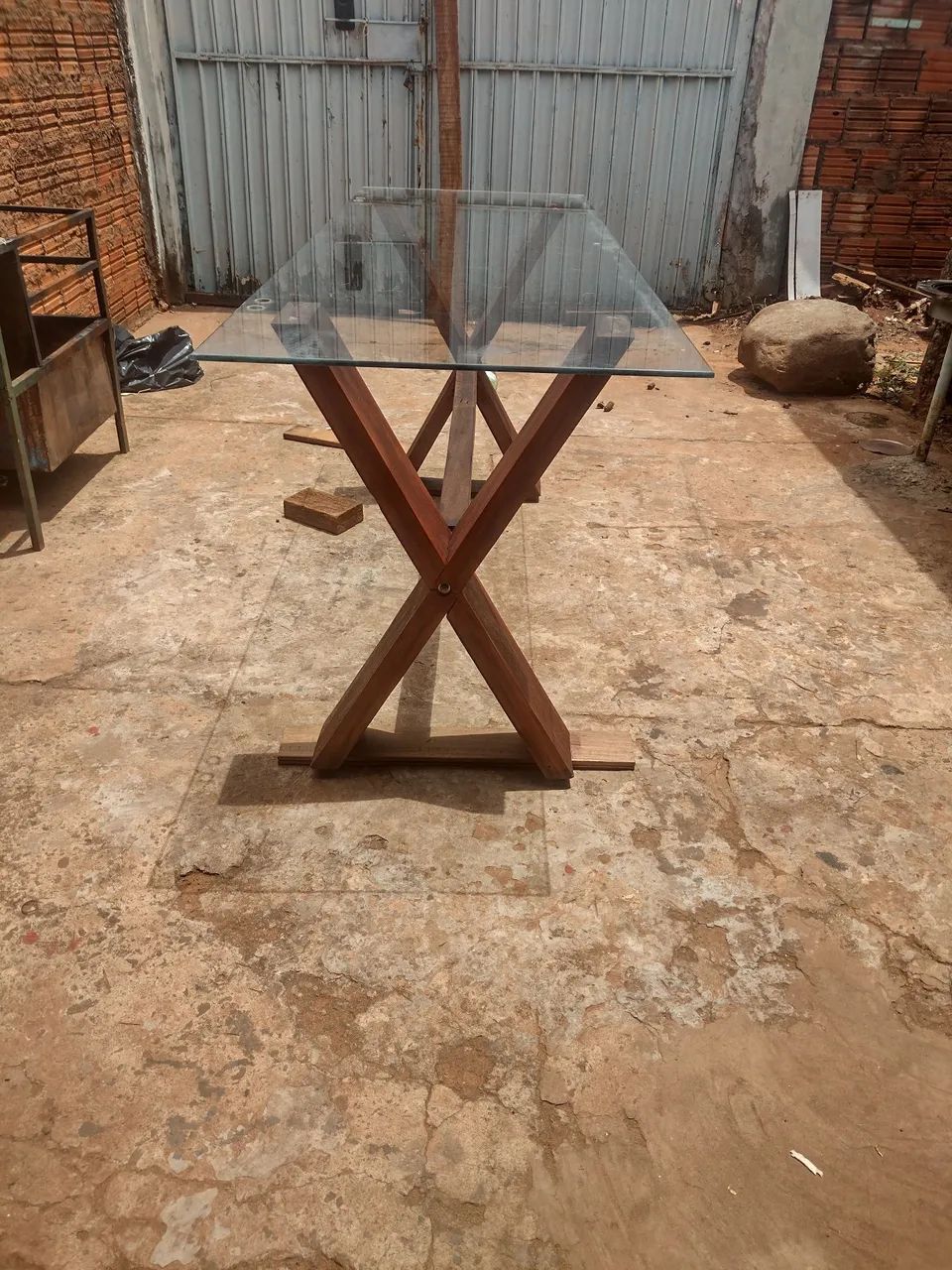 Mesa com pés de madeira peroba e tampo de vidro blindex  - Foto 4