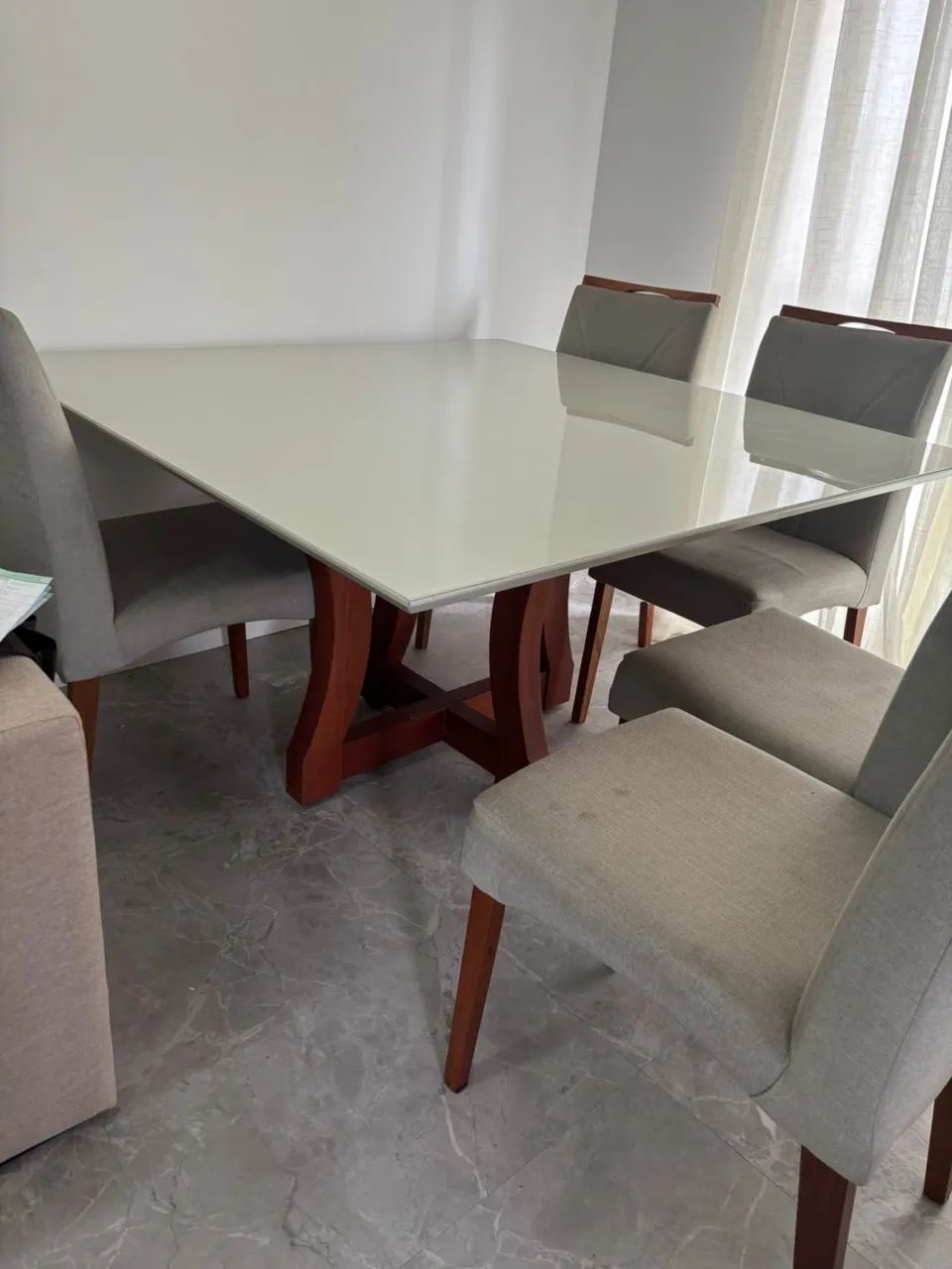 Mesa com 6 cadeiras e tampo branco 