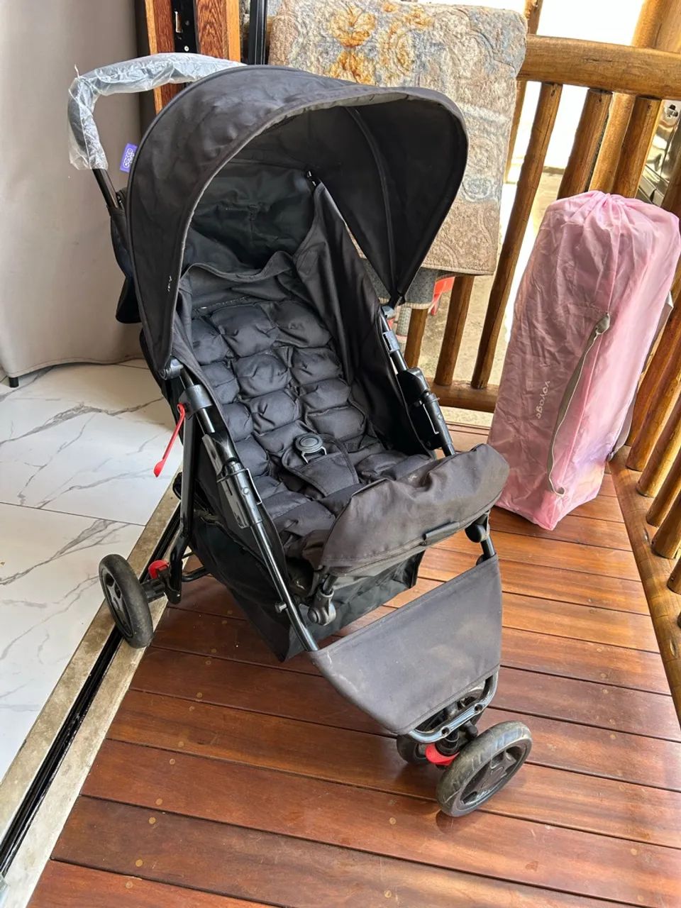 Berço cercado e carrinho de bebê 