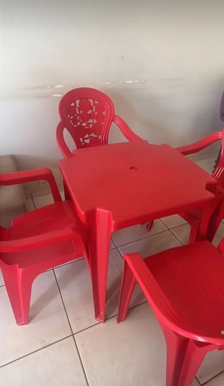 Uma cadeira e quatro mesas.  - Foto 2
