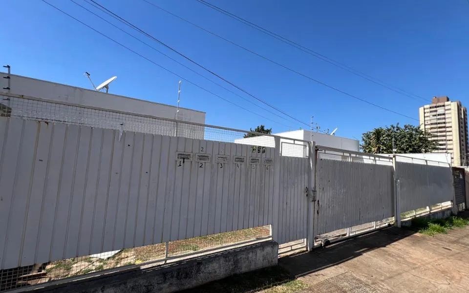 Casa de 02 quartos em condomínio próximo a praça das araras