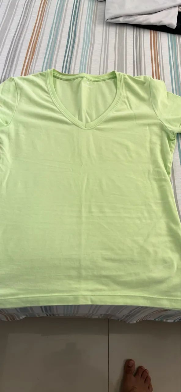 Camiseta Feminina Decote V/ Verde-Menta