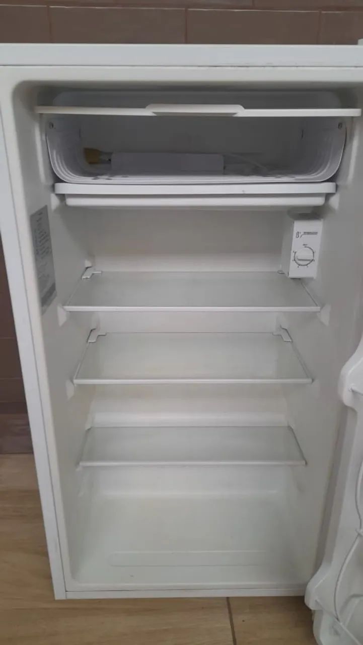 Geladeira Compacta Branca - Ótimo Estado e Funcionando Perfeitamente - Foto 2