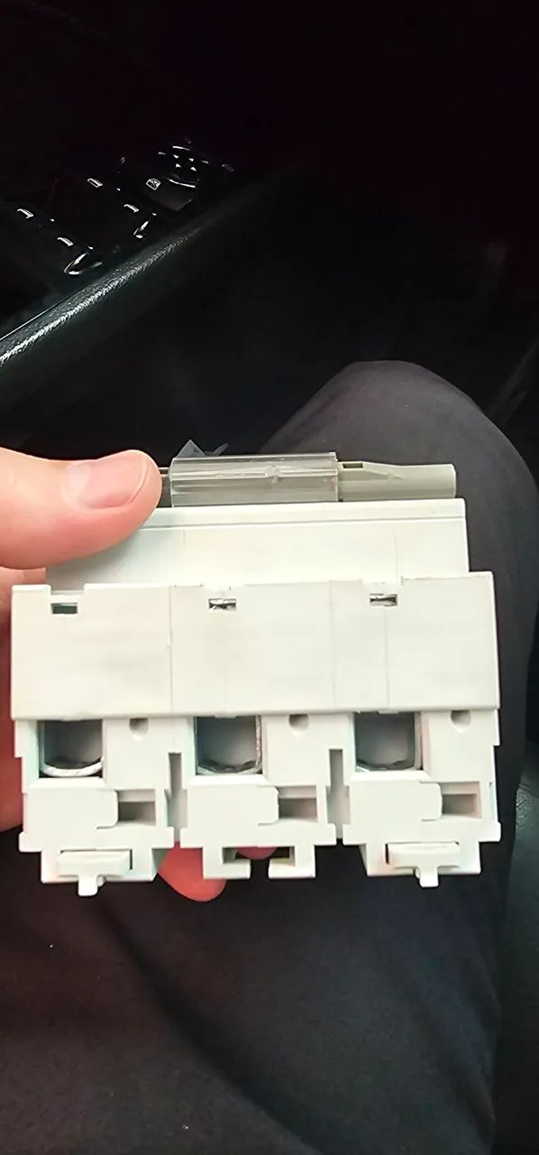 Three-phase Circuit Breaker 100 415077802307768321