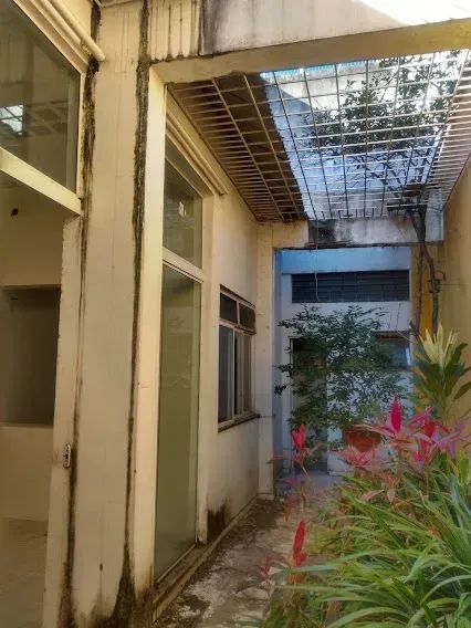 Lojão com 300 metros quadrados, com portas em Blindex e Grades,  Centro - Macaé - RJ - Foto 4
