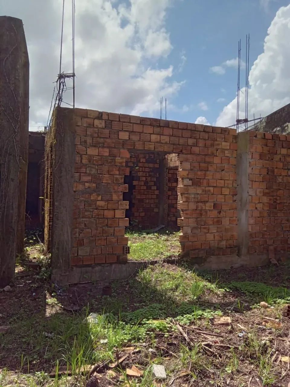Vendo terreno com uma construção começada.