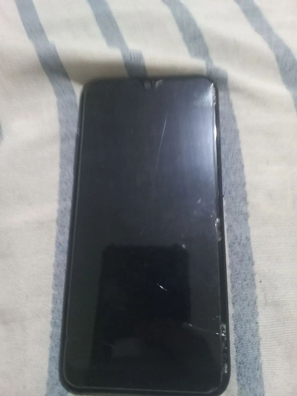 Samsung A01 com detalhe 