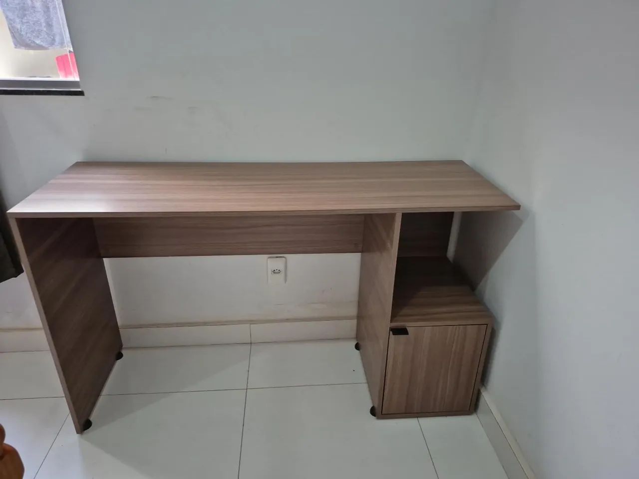 Mesa escrivaninha 1,35 x 44,5 (bem conservada)