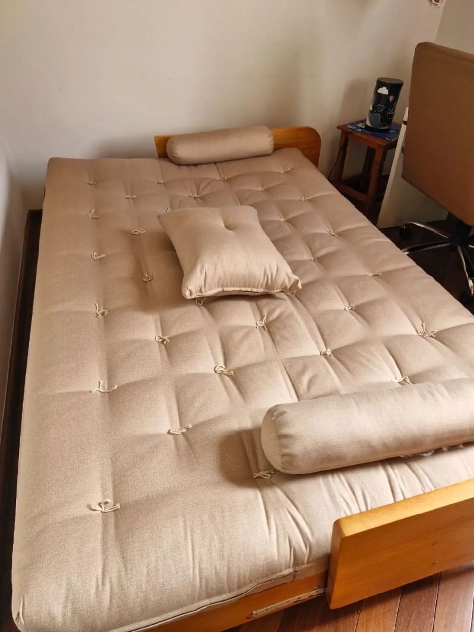 Sofá cama casal futon madeira maciça bege claro - Foto 4