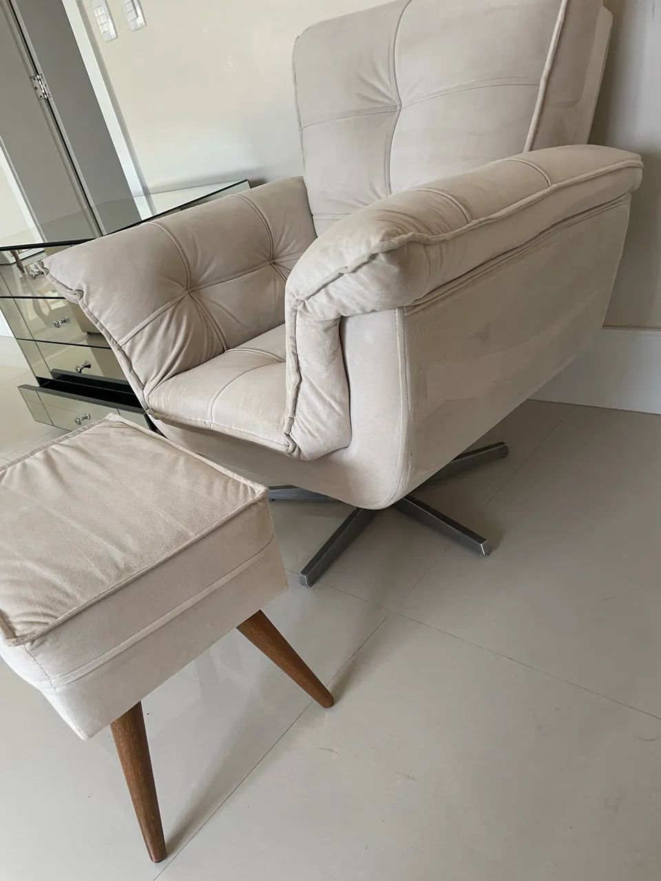 Poltrona com puf giratória em tecido  - Foto 3