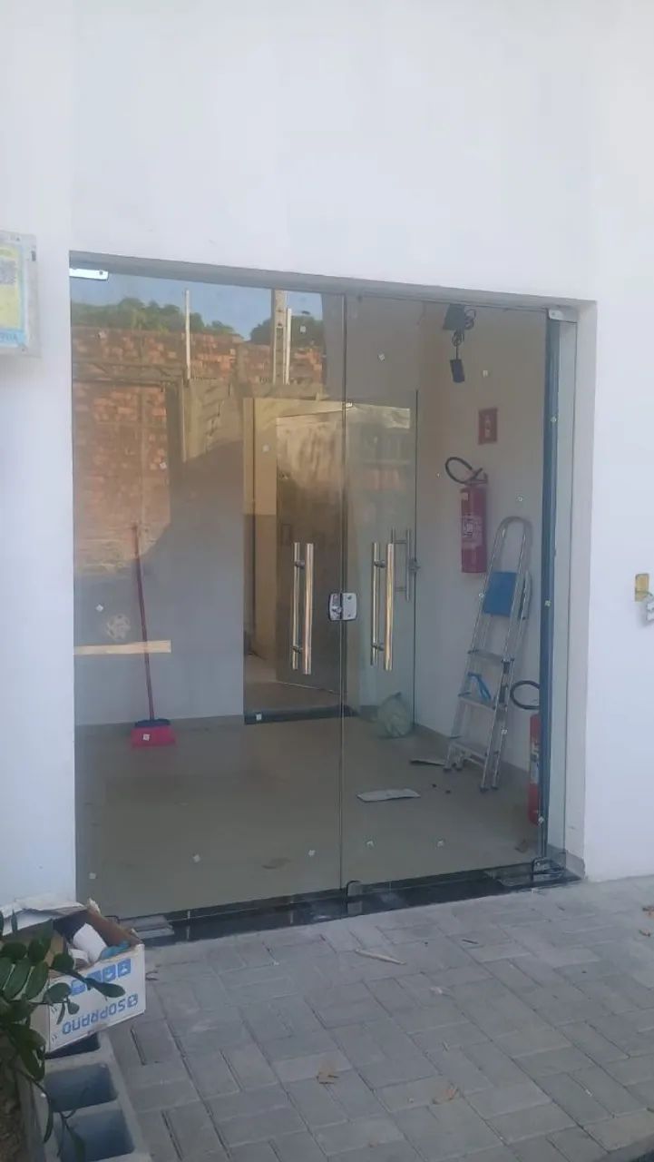 Manutenção de porta de vidro.
