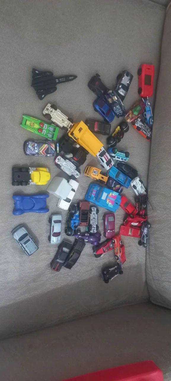 Carrinhos Hotwheels e outros 