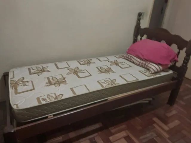 Cama de solteiro de imbuia maciça, super conservada. Sem colchão. 