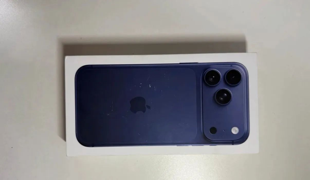 Vendo caixa do iPhone 17 pro azul 