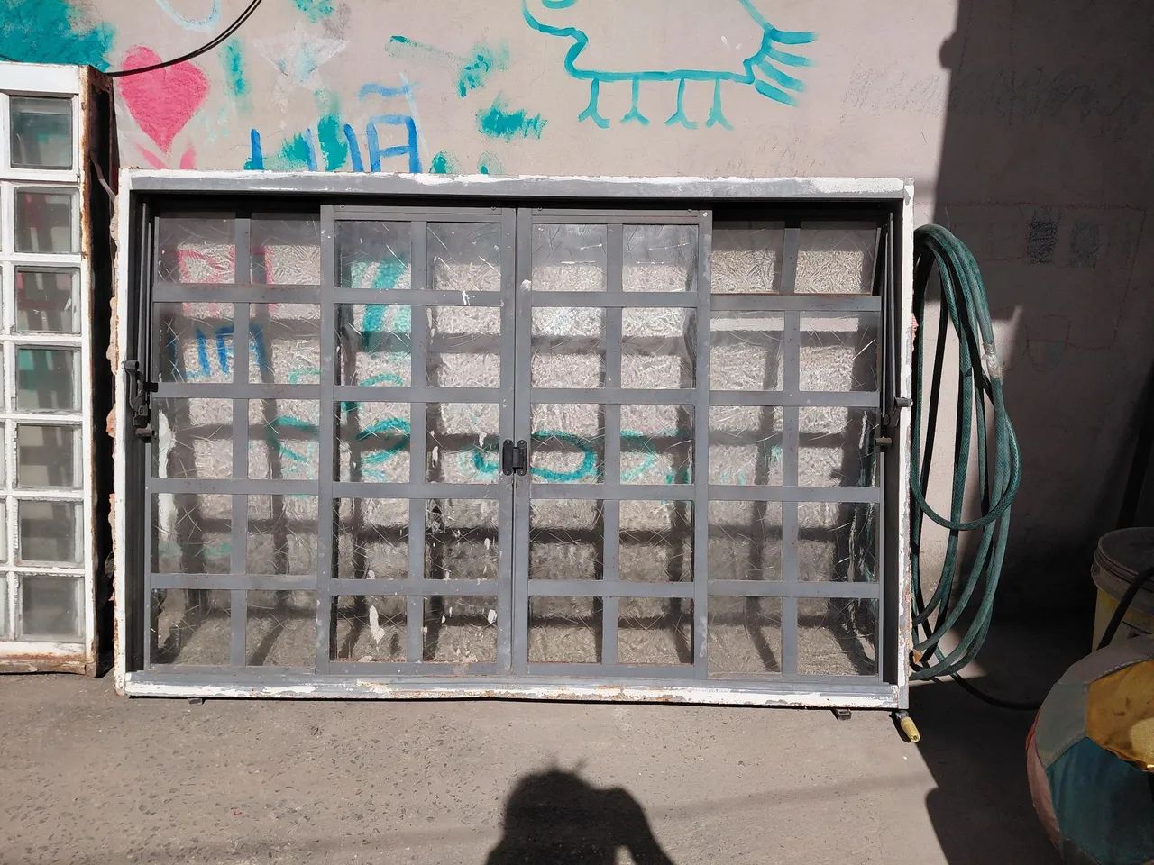 JANELA DE CORRER EM AÇO 100X150X12CM 4 FOLHAS COM GRADE LUCASA (COM AVARIA) - Foto 3