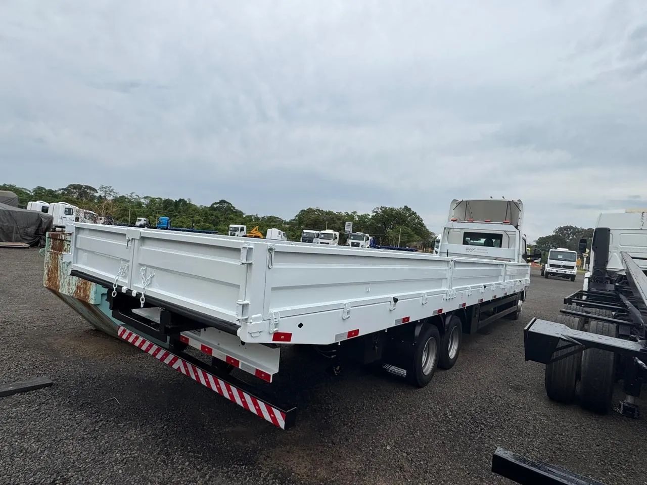 VW 13.180 DRC 6x2 delivery prime - plataforma 9 metros - Foto 6