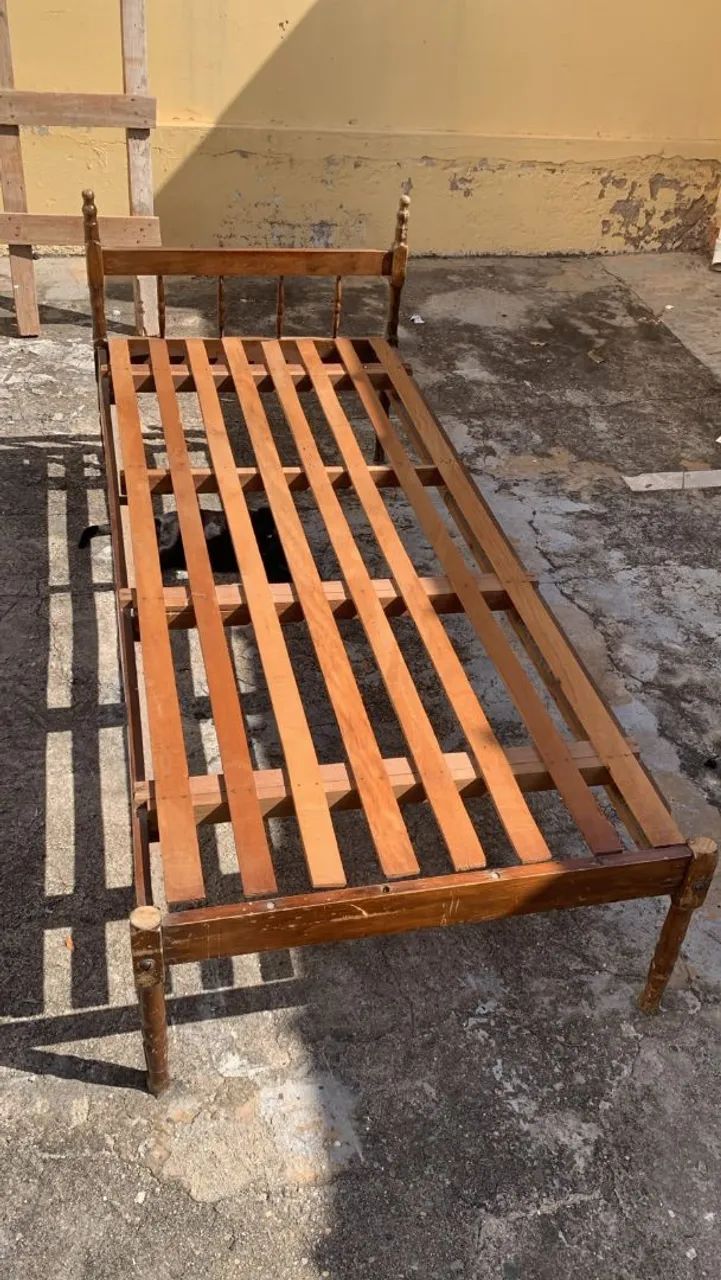  Cama de solteiro em madeira maciça  - Foto 2
