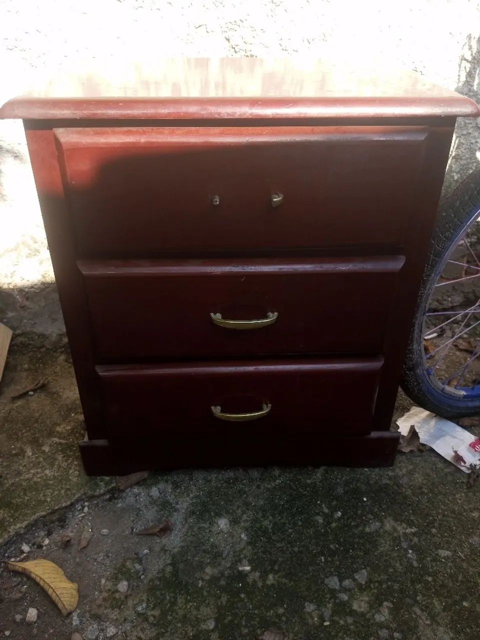 Vendo 2 criado mudo de madeira antigo para saí agora  - Foto 2