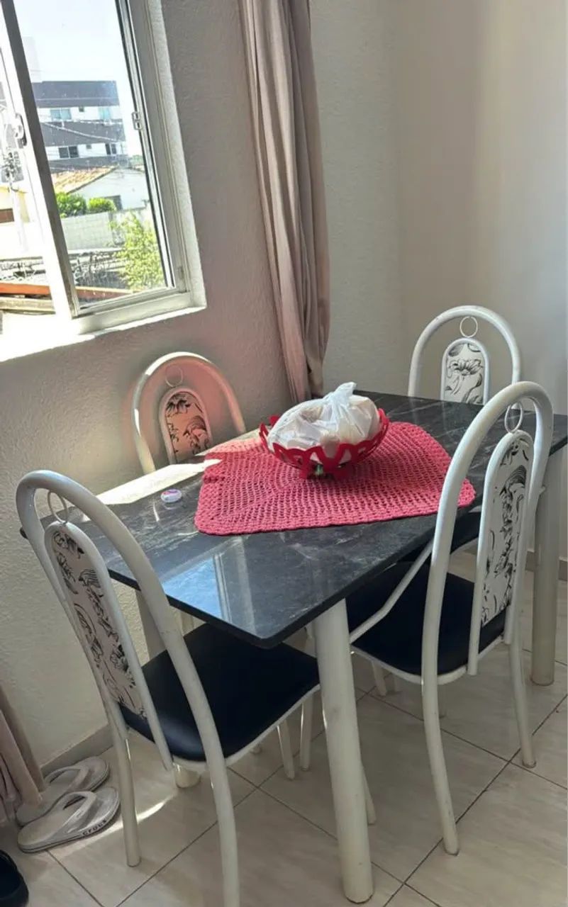 Vendo linda mesa de mármore com 4 cadeiras.