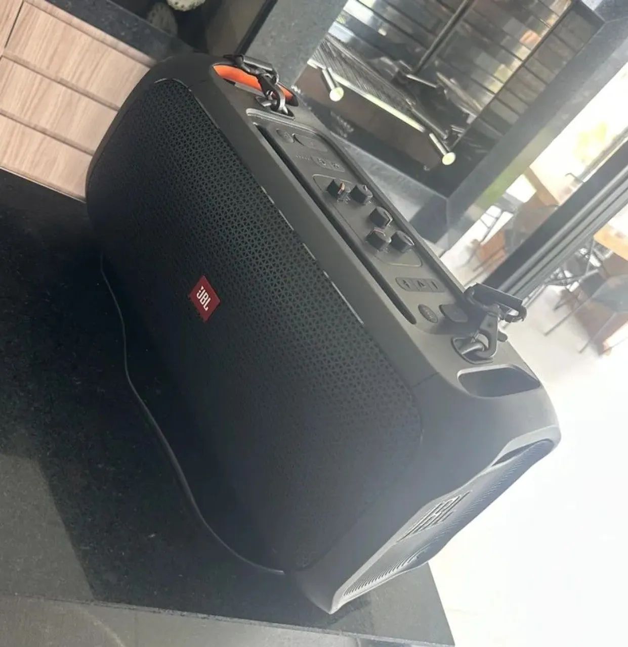 Caixa JBL party to Go com microfone e bolsa alcochoada de proteção com alça - Foto 3