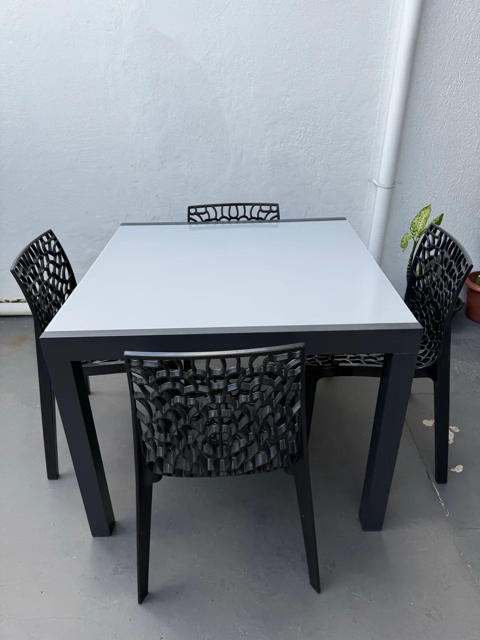 Mesa de Jardim Extensível em Alumínio com 4 cadeiras de plástico 