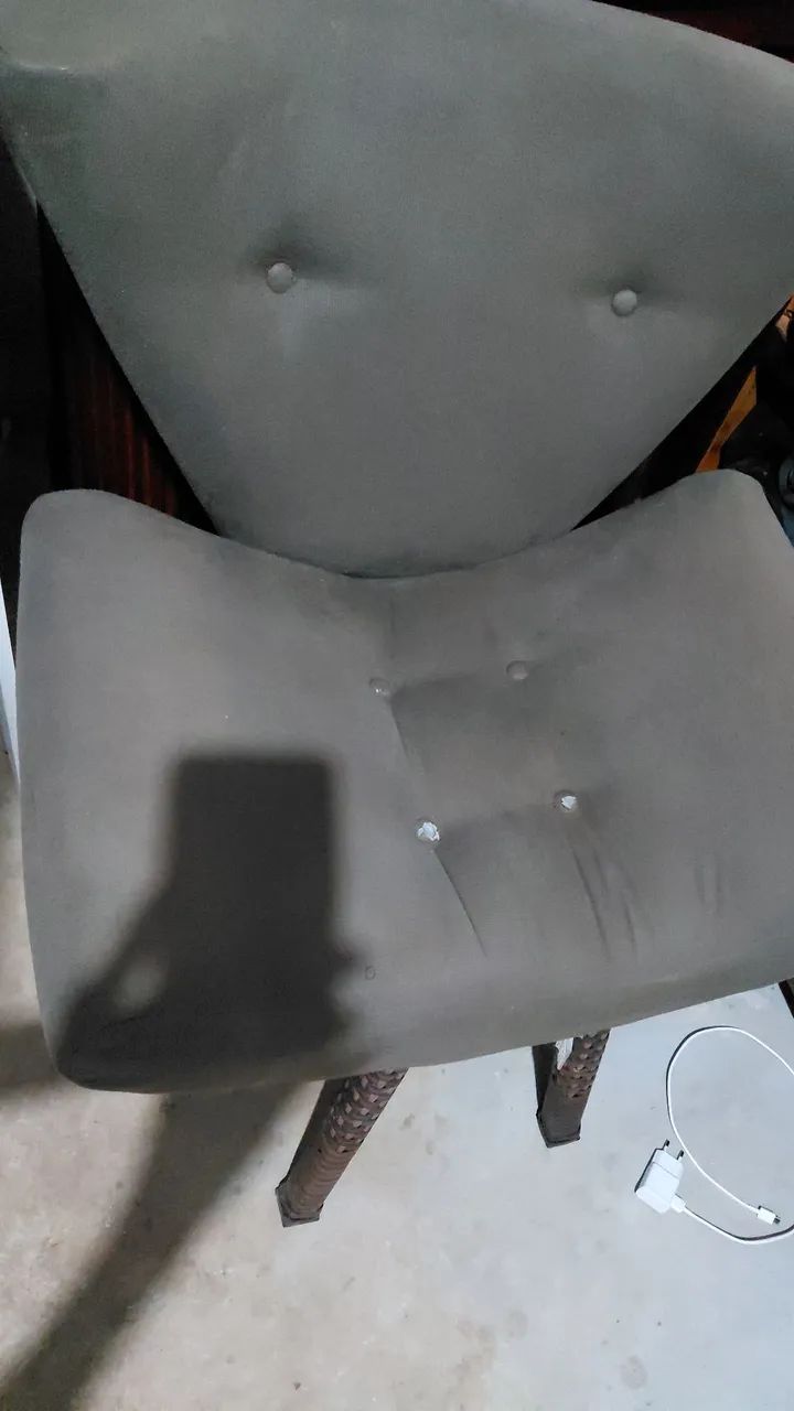 02 poltronas retrô e 01 banco de apoio
