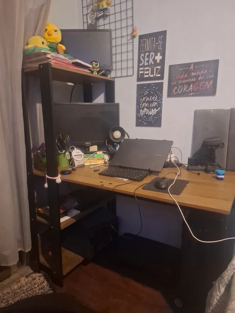 Mesa de estudo com prateleiras 