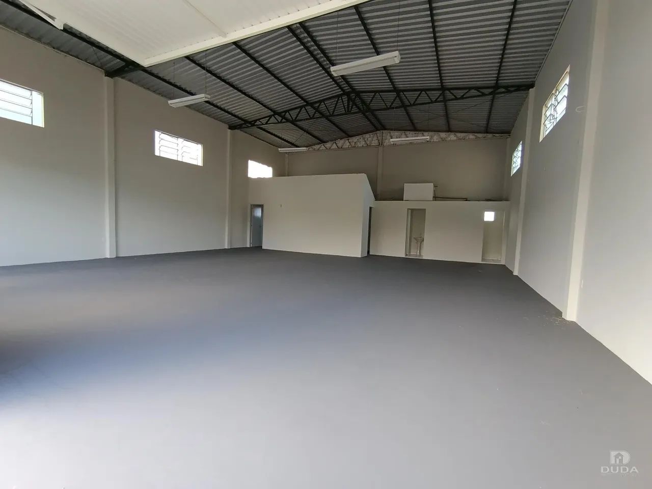 Galpão com 177 m² com 2 banheiros - Foto 2