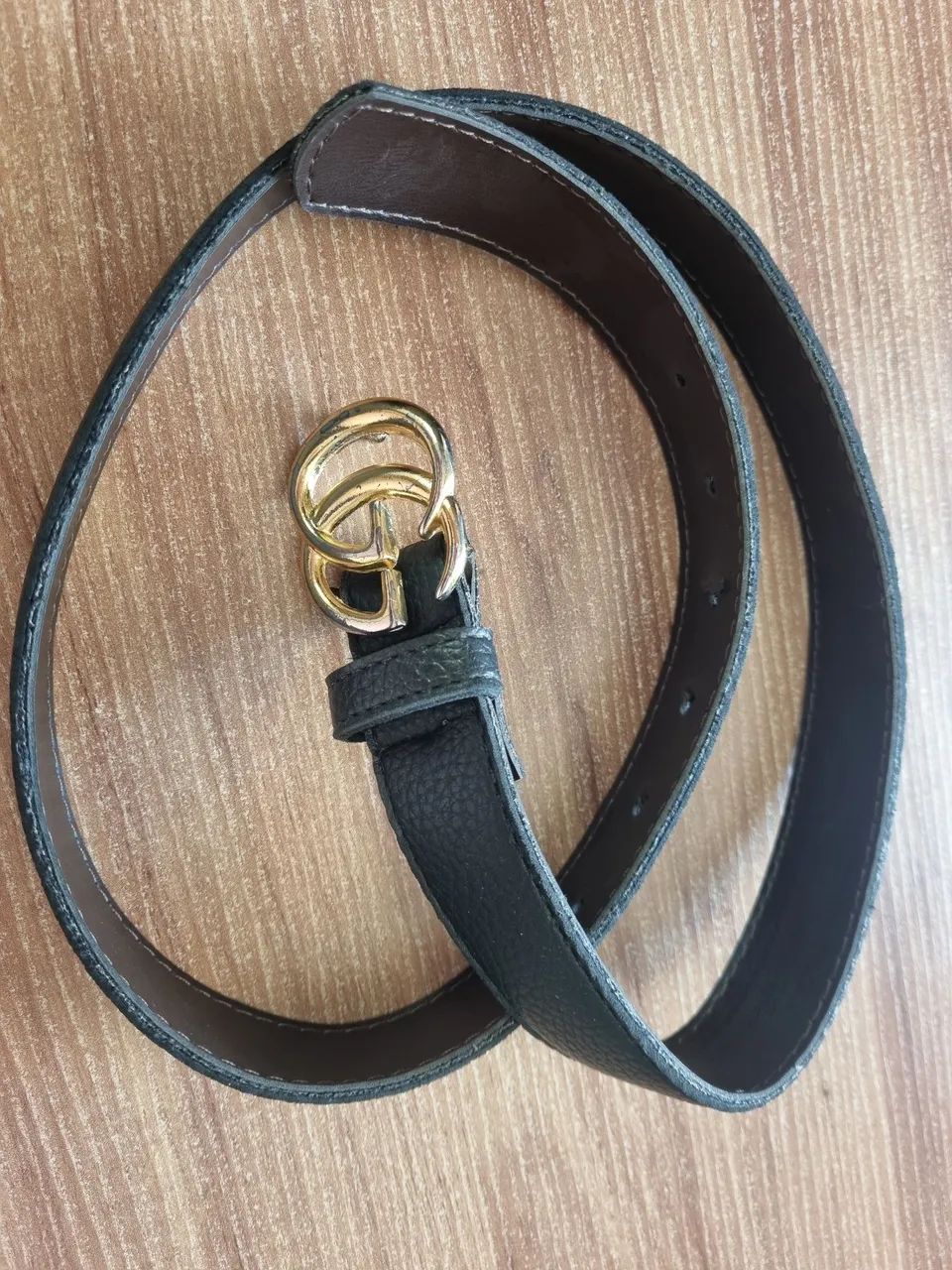 Cinto feminino preto e dourado 